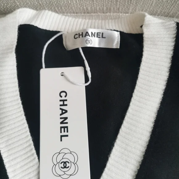 CHANEL Monochrome Logo Cardigan - Picture 5 of 5